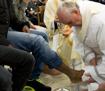 francis-washing-feet